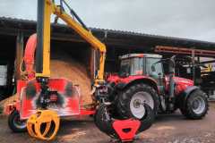 Hacker mit Traktor und Kran