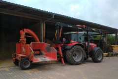 Hacker mit Kran und Traktor